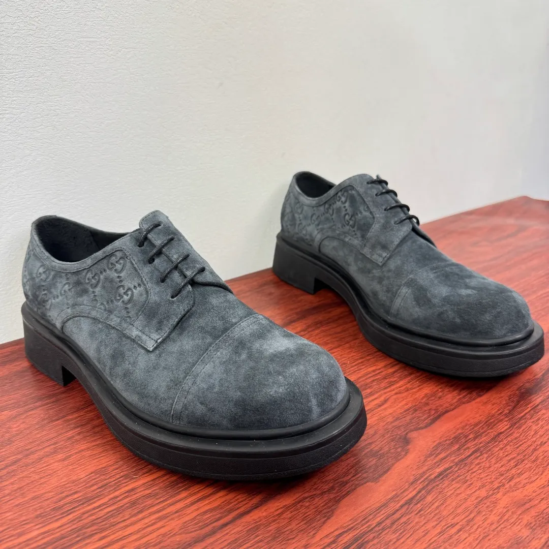 Batch 800 Gucci/Gucci new men's lace-up shoes with GG details, suede leather derby shoes! Rooted in the brand's heritage, these men's lace-up shoes are crafted from suede calfskin and embellished with GG-print embossed suede details in homage to Gucci's iconic monogram. The rubber sole decorated with GG pattern adds a touch of modern fashion to this design. Typical three-joint style design. European and American classic version, full calfskin lining. The overall upper texture is soft and the lining is comfortable and breathable. 2CM thickened soft rubber sole, easy to control. Versatile and stylish upper foot, multiple colors available to meet different matching needs, complete package! Size: 39-40-41-42-43-44 leather shoe size (can be customized to 38.45) Item number: 7826Z suede gray